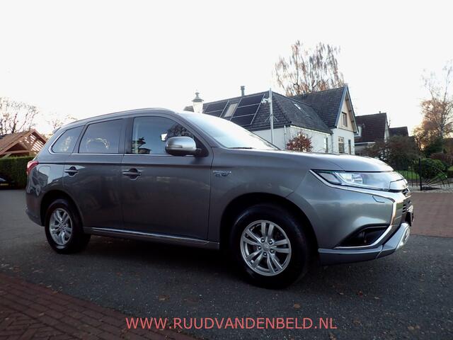 Mitsubishi OUTLANDER 2.4 PHEV Pure KEYLESS/TREKHAAK/CAMERA/CARPLAY