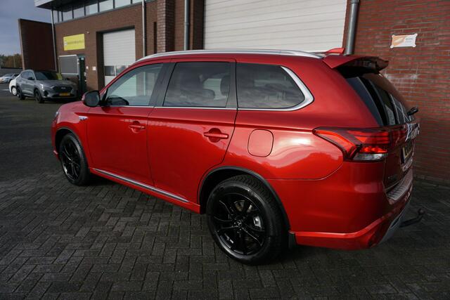 Mitsubishi OUTLANDER 2.4 PHEV S-EDITION CAMERA 19INCH 4X PERF ALL SEASON BANDEN ANDROID-APPLECARPLAY STOELVERWARMING TREKHAAK ECC AIRCO CRUISECONTROL BLUETOOTH PRIVACYGLAS 4X ELECTR.RAMEN-SPIEGELS