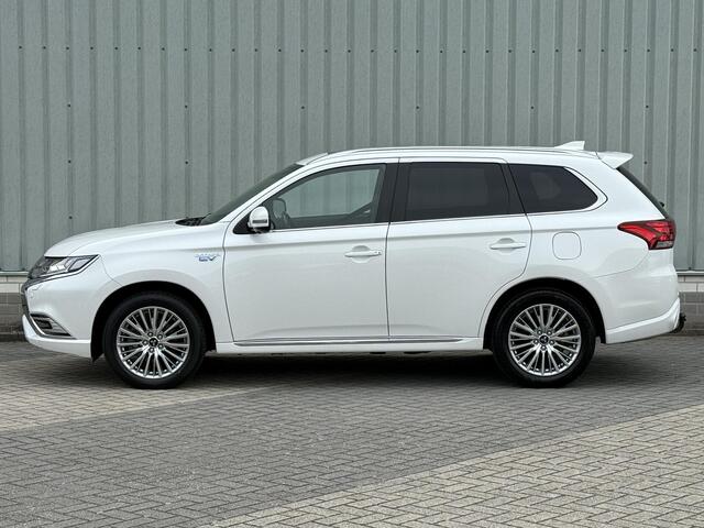 Mitsubishi OUTLANDER 2.4 PHEV Instyle / Full Options! / Dealer Onderhouden / Trekhaak 1.500 KG Trekgewicht / Schuif- & Kanteldak / Lederen Bekelding / Stoel- & Stuurverwarmng / Adaptieve Cruise Control / Climate Control / Fabrieksgarantie t/m 07-12-2026 /