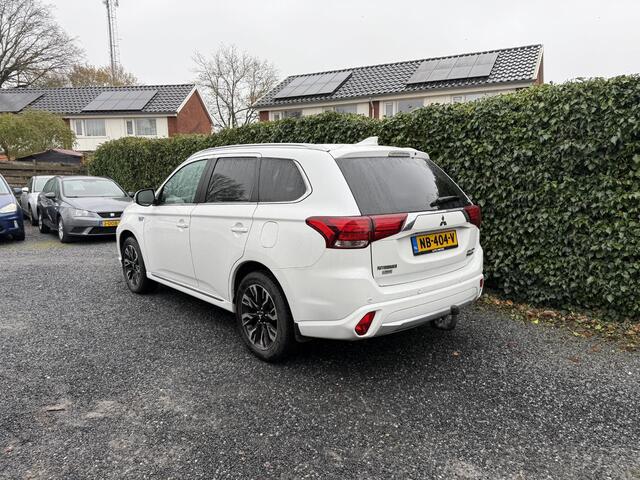 Mitsubishi OUTLANDER 2.0 PHEV Prestige | Leer | Schuifdak | Navi | Autom. Airco | Cruise Control | Stoel + Stuur verwarming | Trekhaak | Privacy Glass | PDC | 360 Camera | Nieuwe APK!