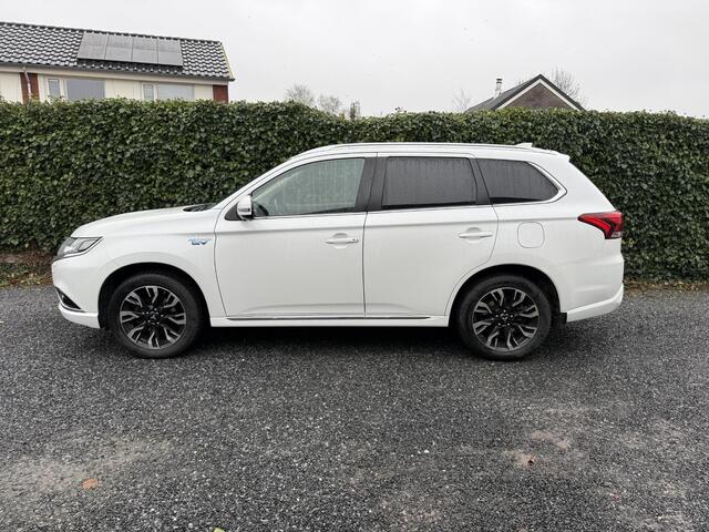 Mitsubishi OUTLANDER 2.0 PHEV Prestige | Leer | Schuifdak | Navi | Autom. Airco | Cruise Control | Stoel + Stuur verwarming | Trekhaak | Privacy Glass | PDC | 360 Camera | Nieuwe APK!