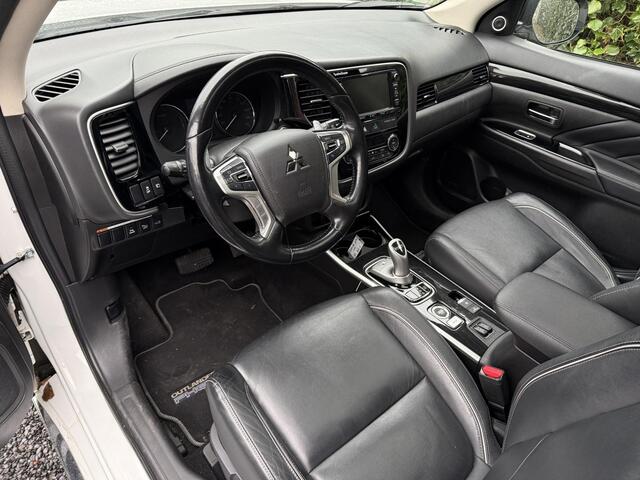Mitsubishi OUTLANDER 2.0 PHEV Prestige | Leer | Schuifdak | Navi | Autom. Airco | Cruise Control | Stoel + Stuur verwarming | Trekhaak | Privacy Glass | PDC | 360 Camera | Nieuwe APK!