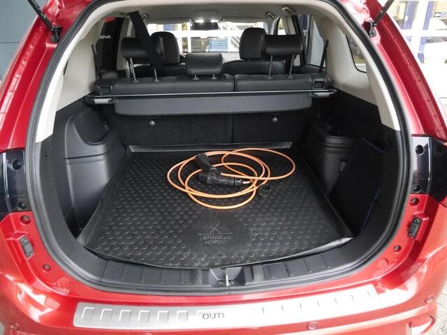 Mitsubishi OUTLANDER 2.4 PHEV Intense S | Stoelverwarming | Led verlichting | Plugin Hybrid | Cruise control | Climate control | Keyless entry en start | Regensensor