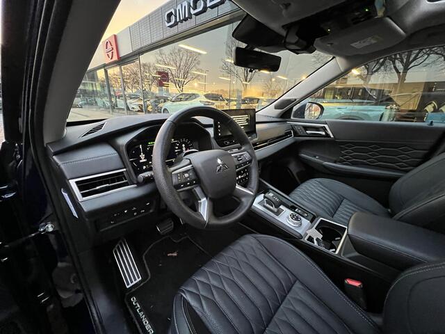 Mitsubishi OUTLANDER 2.4 PHEV Instyle | Panoramadak | Leder | Stoelverwarming- en verkoeling