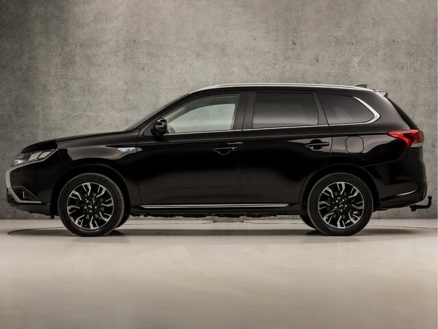 Mitsubishi OUTLANDER 2.0 PHEV Deluxe Automaat (SCHUIFDAK, NAVIGATIE, LEDER, STUUR/STOELVERWARMING, 360 CAMERA, ELEK SPORTSTOELEN, ADAPTIVE CRUISE, GETINT GLAS, NIEUWSTAAT)