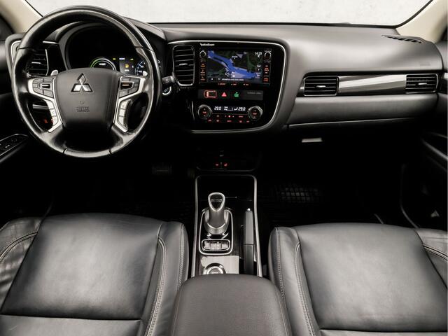 Mitsubishi OUTLANDER 2.0 PHEV Deluxe Automaat (SCHUIFDAK, NAVIGATIE, LEDER, STUUR/STOELVERWARMING, 360 CAMERA, ELEK SPORTSTOELEN, ADAPTIVE CRUISE, GETINT GLAS, NIEUWSTAAT)