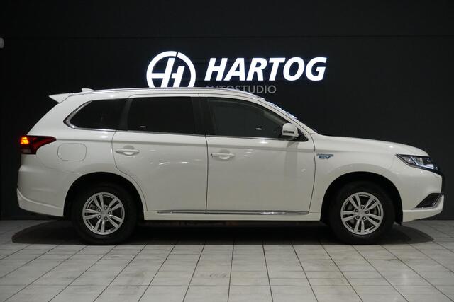 Mitsubishi OUTLANDER 2.4 PHEV Pure + TREKHAAK / CARPLAY / CAMERA / STOELVERWARMING /