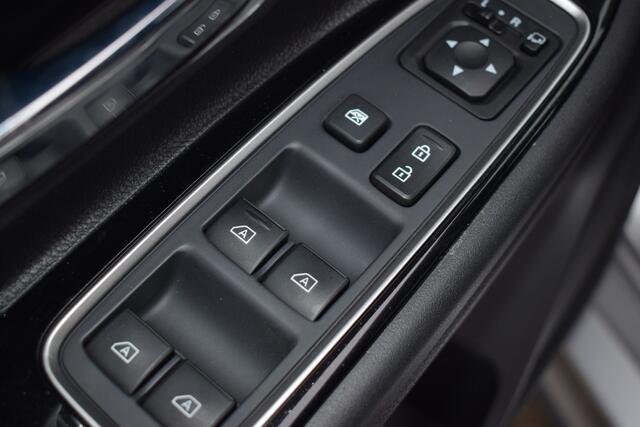 Mitsubishi OUTLANDER 2.4 PHEV Intense S | Trekhaak | AWD | Stoelverwarming | Climate Control