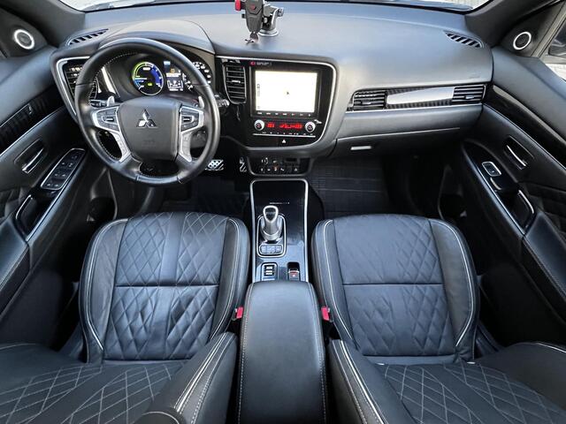 Mitsubishi OUTLANDER 2.4 PHEV Instyle AWD S-AWC Automaat / Dealer onderhouden / 1.500 kg trekhaak / Schuifdak / Camera 360° / Navigatie / Adapt. CC / Premium Audio / Leder / Elektrische stoel & klep / Stuur-, stoel- en voorruitverwarming / Apple Carplay Android /