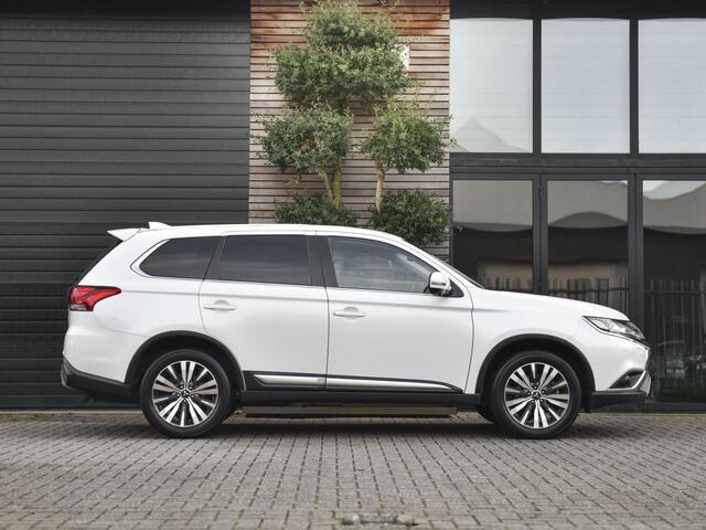 Mitsubishi OUTLANDER 2.0 Business Edition Navigatie Carplay Alcantara Bekleding 18 inch velgen Elektrische achterklep