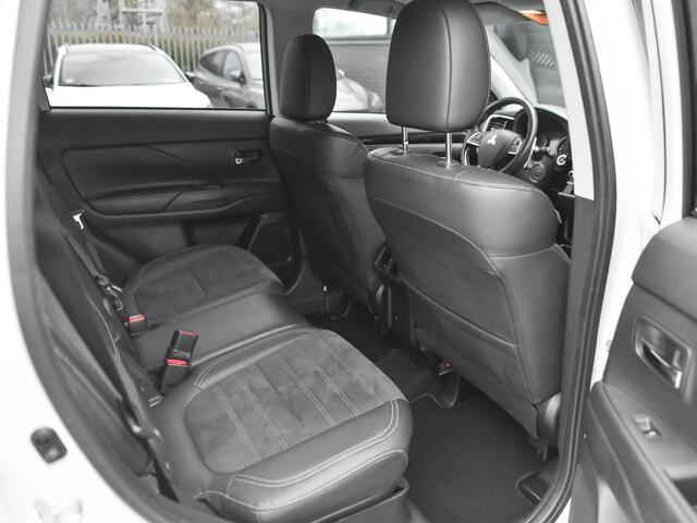 Mitsubishi OUTLANDER 2.0 Business Edition Navigatie Carplay Alcantara Bekleding 18 inch velgen Elektrische achterklep