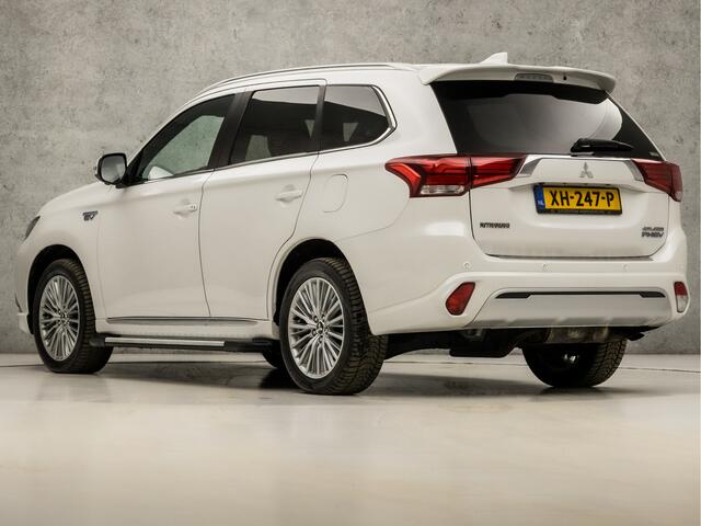 Mitsubishi OUTLANDER 2.4 PHEV Deluxe 225Pk Automaat (SCHUIFDAK, APPLE CARPLAY, 360 CAMERA, LEDER, ZWART HEMEL, ADAPTIVE CRUISE, GETINT GLAS, STOELVERWARMING, NIEUWE APK, NIEUWSTAAT)