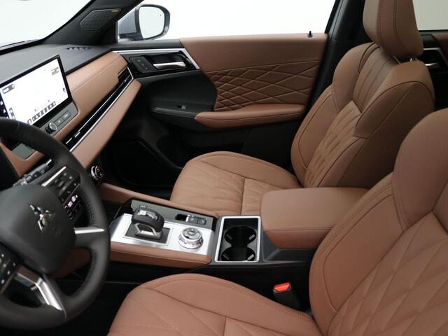 Mitsubishi OUTLANDER 2.4 PHEV Instyle+ / ¤6.000,- Introductievoordeel / Rijklaarprijs / Elektrische Range 86 KM WLTP / 1600KG Trekgewicht / 8 Jaar Fabrieksgarantie / Two-Tone kleuren combinatie /