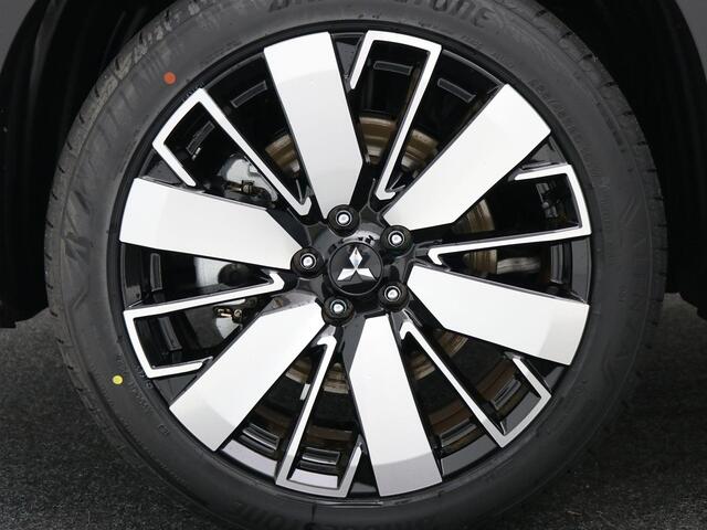 Mitsubishi OUTLANDER 2.4 PHEV Instyle+ / ¤6.000,- Introductievoordeel / Rijklaarprijs / Elektrische Range 86 KM WLTP / 1600KG Trekgewicht / 8 Jaar Fabrieksgarantie / Two-Tone kleuren combinatie /