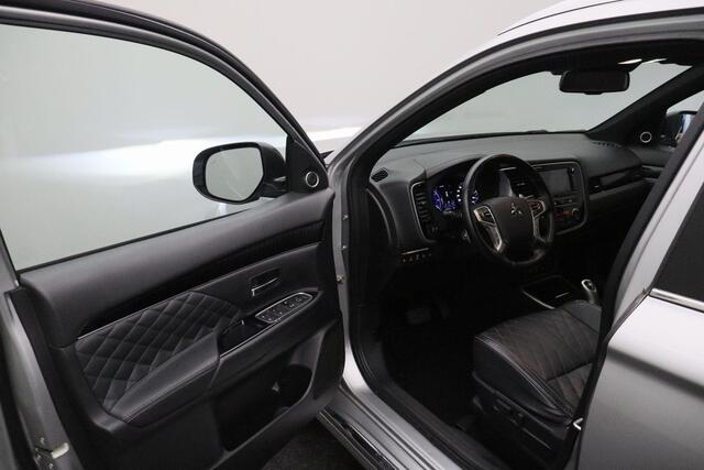 Mitsubishi OUTLANDER 2.4 PHEV S-Edition 4WD 2019 | Navigatie | DAB Radio | Cruise Control Adaptive | Stuurwiel Bediening | Achteruitrij Camera | Elektrische Achterklep | Lichtmetalen Velgen | Boekjes | 2 Sleutels