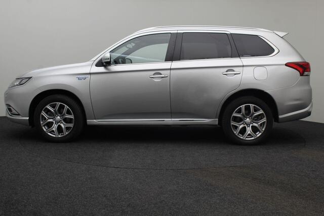 Mitsubishi OUTLANDER 2.4 PHEV S-Edition 4WD 2019 | Navigatie | DAB Radio | Cruise Control Adaptive | Stuurwiel Bediening | Achteruitrij Camera | Elektrische Achterklep | Lichtmetalen Velgen | Boekjes | 2 Sleutels