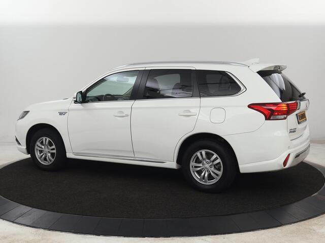 Mitsubishi OUTLANDER 2.4 PHEV Pure | Stoelverwarming | Trekhaak | Camera | Carplay | Keyless | DAB | Cruise control | Bluetooth | Climate control | Plug In