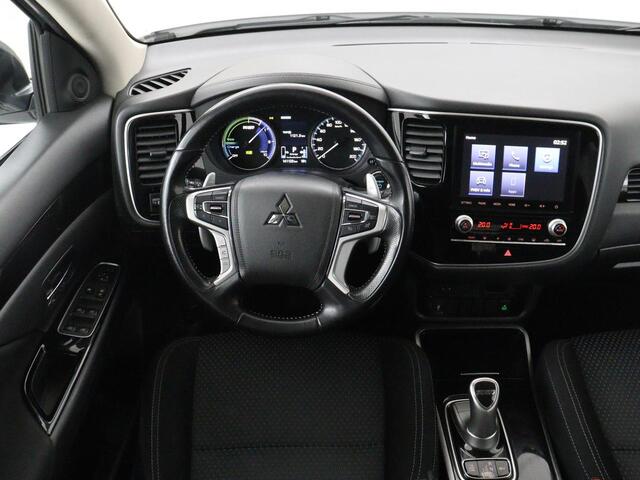 Mitsubishi OUTLANDER 2.4 PHEV Pure | Stoelverwarming | Trekhaak | Camera | Carplay | Keyless | DAB | Cruise control | Bluetooth | Climate control | Plug In