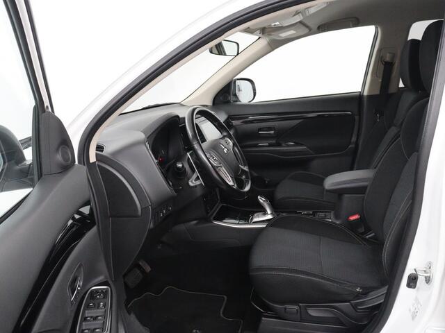 Mitsubishi OUTLANDER 2.4 PHEV Pure | Stoelverwarming | Trekhaak | Camera | Carplay | Keyless | DAB | Cruise control | Bluetooth | Climate control | Plug In