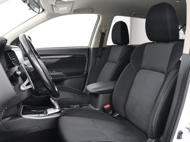 Mitsubishi OUTLANDER 2.4 PHEV Pure | Stoelverwarming | Trekhaak | Camera | Carplay | Keyless | DAB | Cruise control | Bluetooth | Climate control | Plug In