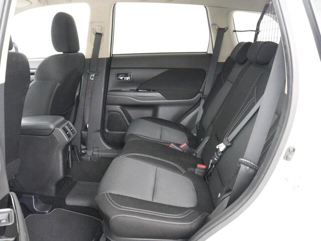 Mitsubishi OUTLANDER 2.4 PHEV Pure | Stoelverwarming | Trekhaak | Camera | Carplay | Keyless | DAB | Cruise control | Bluetooth | Climate control | Plug In