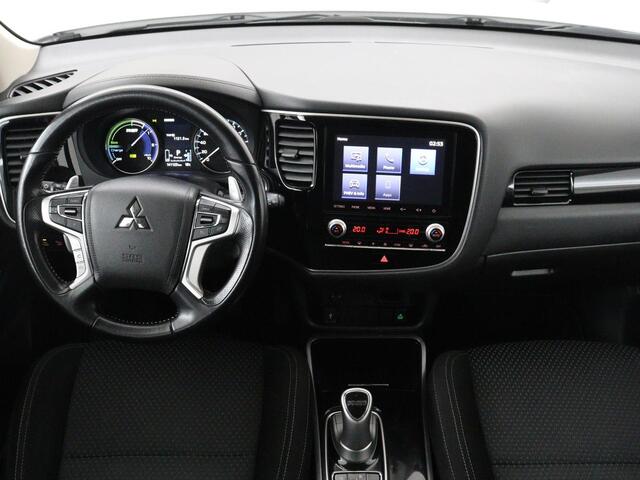 Mitsubishi OUTLANDER 2.4 PHEV Pure | Stoelverwarming | Trekhaak | Camera | Carplay | Keyless | DAB | Cruise control | Bluetooth | Climate control | Plug In