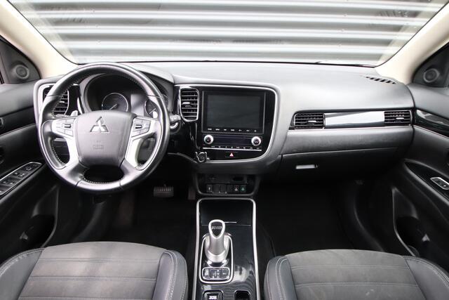 Mitsubishi OUTLANDER 2.4 PHEV Intense één van de allerlaatste uit deze serie Outlanders! Navigatie, stoelverwarming