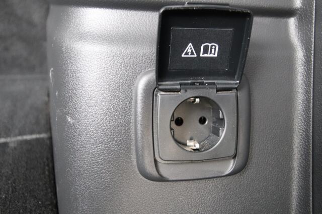 Mitsubishi OUTLANDER 2.4 PHEV Intense één van de allerlaatste uit deze serie Outlanders! Navigatie, stoelverwarming