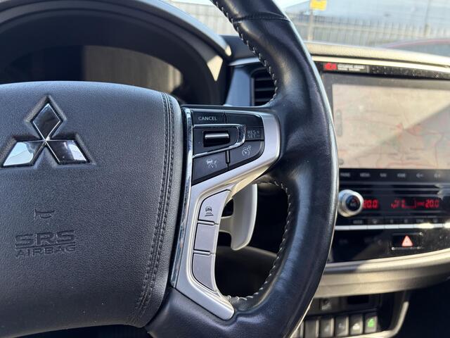 Mitsubishi OUTLANDER 2.4 PHEV Intense+ / Trekhaak / Schuifdak / Navigatie / Achteruitrijcamera /