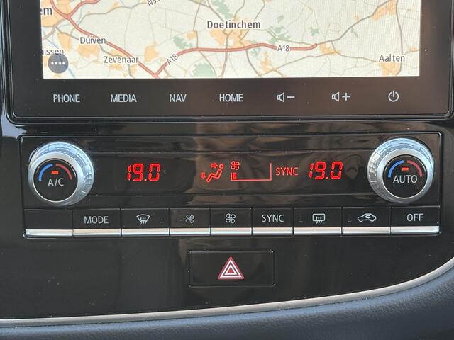 Mitsubishi OUTLANDER 2.4 PHEV Intense / Dealer onderhouden / 1e eigenaar / Trekhaak 1500 KG / Apple carplay & Android auto / Navigatie / Camera / Stoelverwarming / 18" Lm wielen & All Season banden / Cruise Control / Climate Control / Keyless /