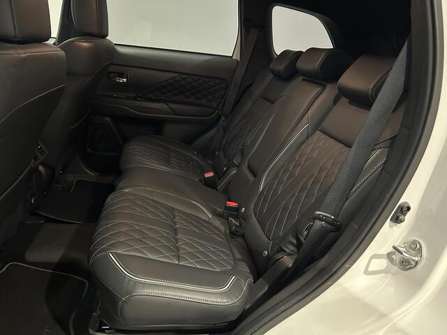 Mitsubishi OUTLANDER 2.4 PHEV Instyle | Trekhaak | Schuif-/kanteldak | Leder | Stoelverwarming |