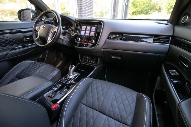 Mitsubishi OUTLANDER 2.4 PHEV Instyle | Trekhaak | ALL Season banden | Schuif / kantel dak |