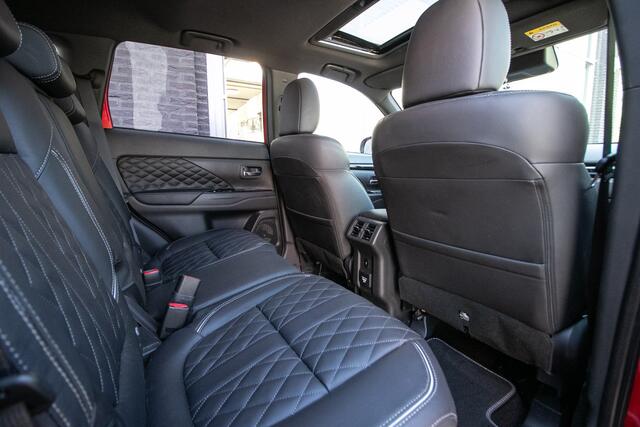 Mitsubishi OUTLANDER 2.4 PHEV Instyle | Trekhaak | ALL Season banden | Schuif / kantel dak |