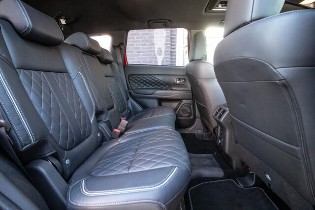 Mitsubishi OUTLANDER 2.4 PHEV Instyle | Trekhaak | ALL Season banden | Schuif / kantel dak |