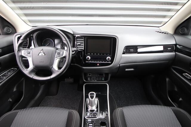 Mitsubishi OUTLANDER 2.4 PHEV Pure+ Vol. dealer o.h. / één van de allerlaatse uit deze serie Outlanders