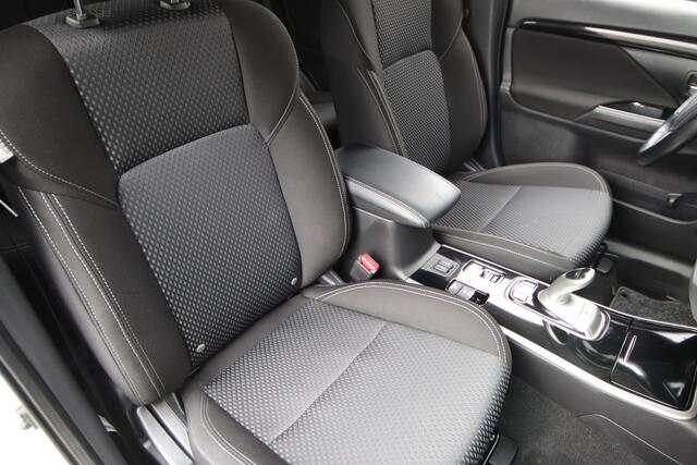 Mitsubishi OUTLANDER 2.4 PHEV Pure+ Vol. dealer o.h. / één van de allerlaatse uit deze serie Outlanders
