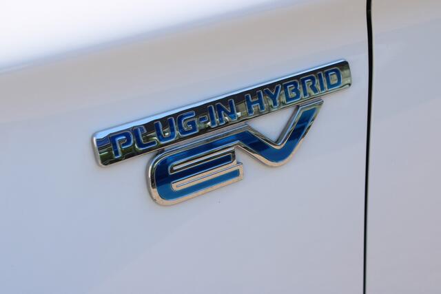 Mitsubishi OUTLANDER 2.4 PHEV Intense+ | Trekhaak | Camera | Navigatie |