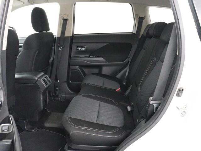 Mitsubishi OUTLANDER 2.4 PHEV Pure+ | SOH 71,6% | Stoelverwarming | Carplay | Camera | Trekhaak | Keyless | Climate control | DAB | Full LED | Cruise control | Bluetooth | Plug In