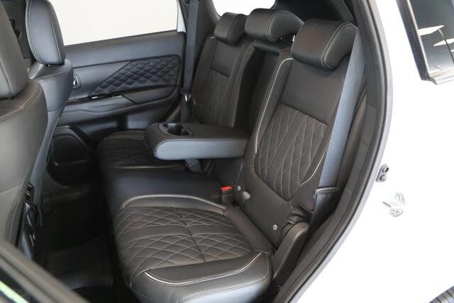 Mitsubishi OUTLANDER 2.4 PHEV Instyle | Schuif- kanteldak | Leer | Trekhaak