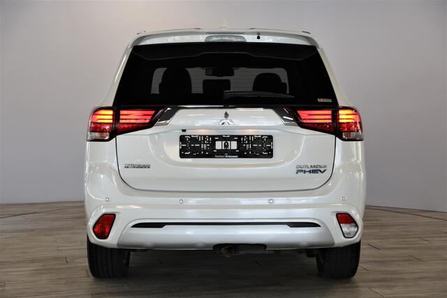Mitsubishi OUTLANDER 2.4 PHEV Instyle | Schuif- kanteldak | Leer | Trekhaak