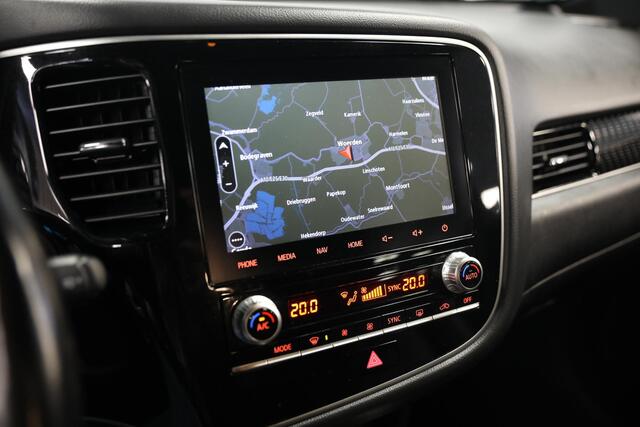 Mitsubishi OUTLANDER 2.4 PHEV Instyle | Schuif- kanteldak | Leer | Trekhaak