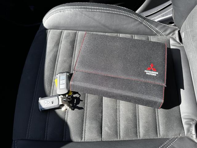 Mitsubishi OUTLANDER 2.4 PHEV Intense+ / Trekhaak Afneembaar / Trekgewicht 1.500 KG / Stoelverwarming / Achteruitrijcamera / Navigatie / Apple CarPlay & Android Auto / Stoel verwarming voor /