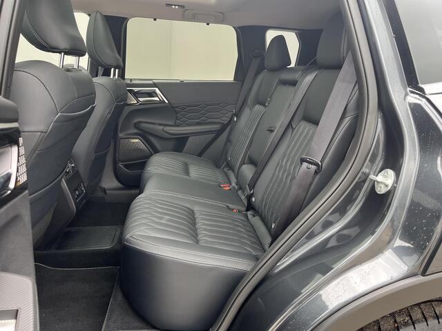Mitsubishi OUTLANDER 2.4 PHEV Instyle / 8 jaar Fabrieksgarantie / Trekhaak (1.600KG) / Panoramadak / Elektr. Voorstoelen Met Geheugen / Stoel Verwarming Voor & Achter / Stuur & Voorruit Verwarming / Elektr. Achterklep / Apple Carplay & Android Auto / Navigatie / Airco / Dodeh