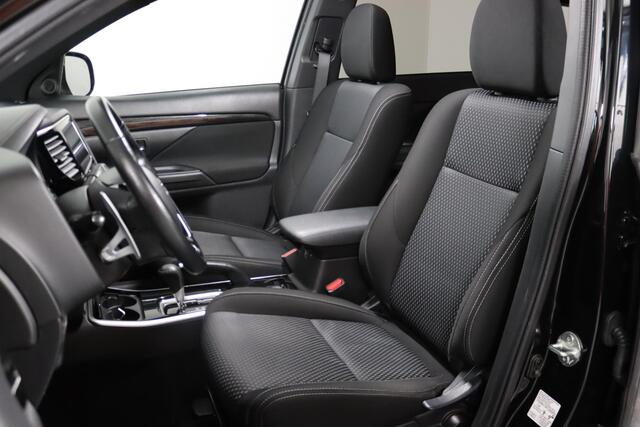 Mitsubishi OUTLANDER 2.0 Instyle 7-Persoons Schuifkanteldak, Trekhaak, LED, Cruise Control