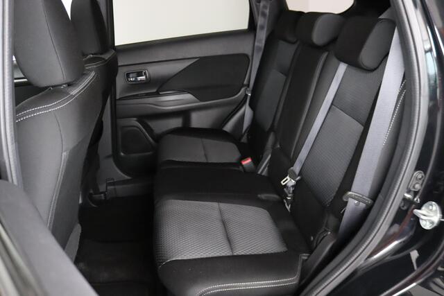 Mitsubishi OUTLANDER 2.0 Instyle 7-Persoons Schuifkanteldak, Trekhaak, LED, Cruise Control
