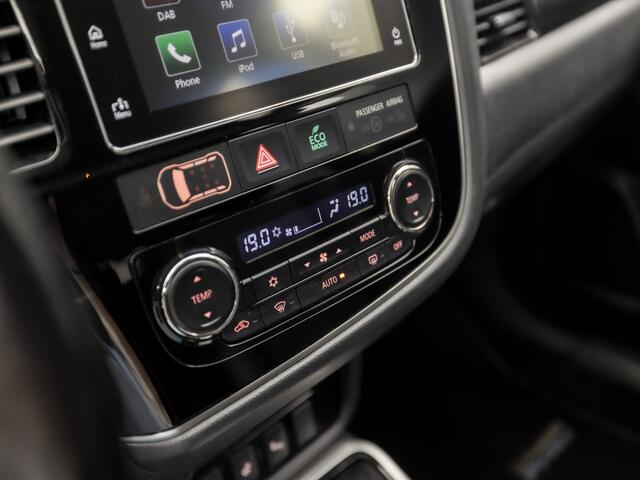 Mitsubishi OUTLANDER 2.0 PHEV Deluxe 203Pk Automaat (CAMERA, LEDER/ALCANTARA, STOELVERWARMING, GETINT GLAS, SPORTSTOELEN, CRUISE, NIEUWE APK, NIEUWSTAAT)