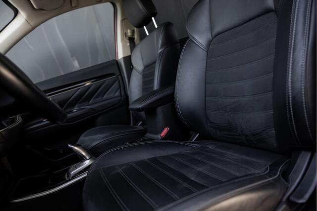 Mitsubishi OUTLANDER 2.4 PHEV Intense | Trekhaak | Camera | 18"