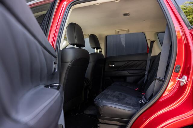 Mitsubishi OUTLANDER 2.4 PHEV Intense | Trekhaak | Camera | 18"