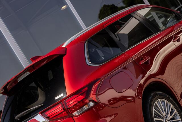 Mitsubishi OUTLANDER 2.4 PHEV Intense | Trekhaak | Camera | 18"