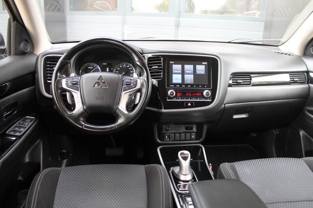 Mitsubishi OUTLANDER 2.4 PHEV PURE **NL-Auto** Trekhaak / camera / winterbanden set